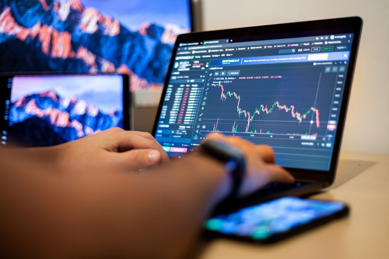 Persona analizando datos de posicionamiento SEO en pantalla