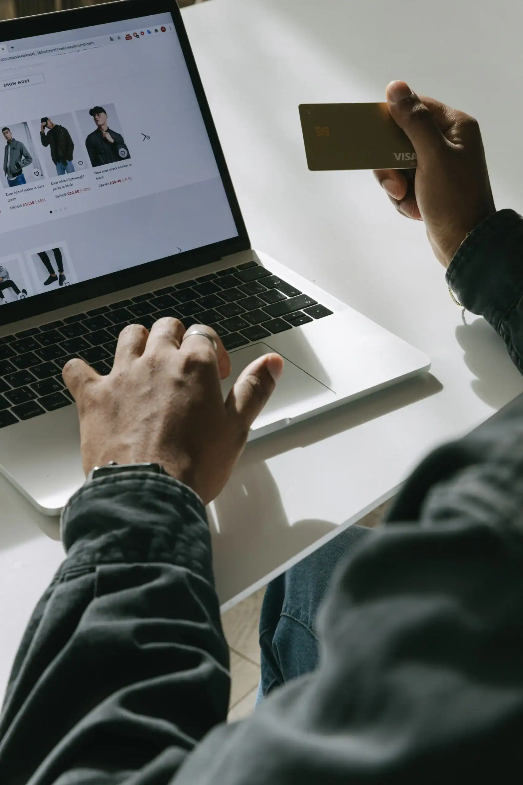 Portátil con ingresos online representando cómo monetizar un canal de YouTube sin mostrar el rostro