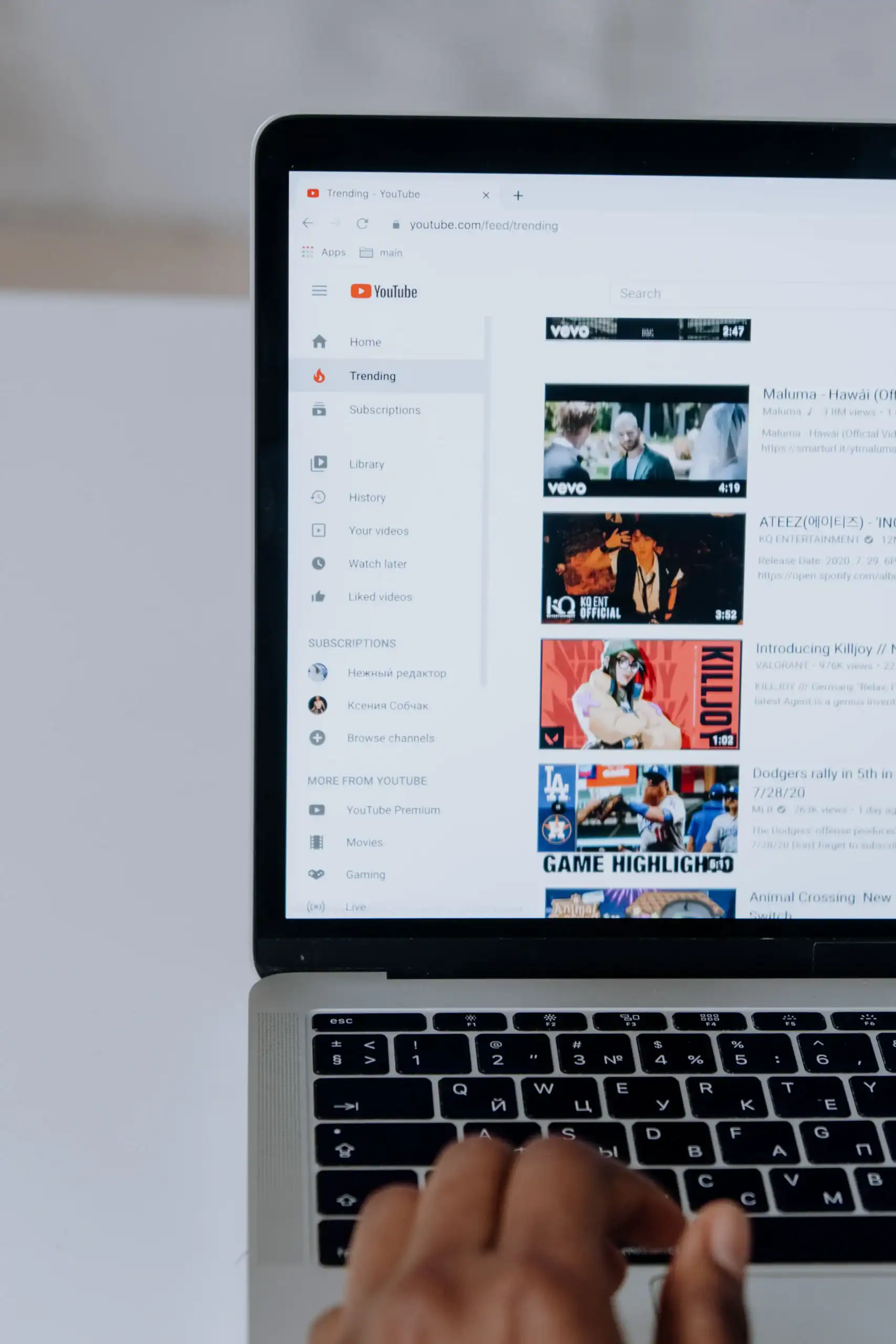 Pantalla con nichos rentables de YouTube sin mostrar la cara