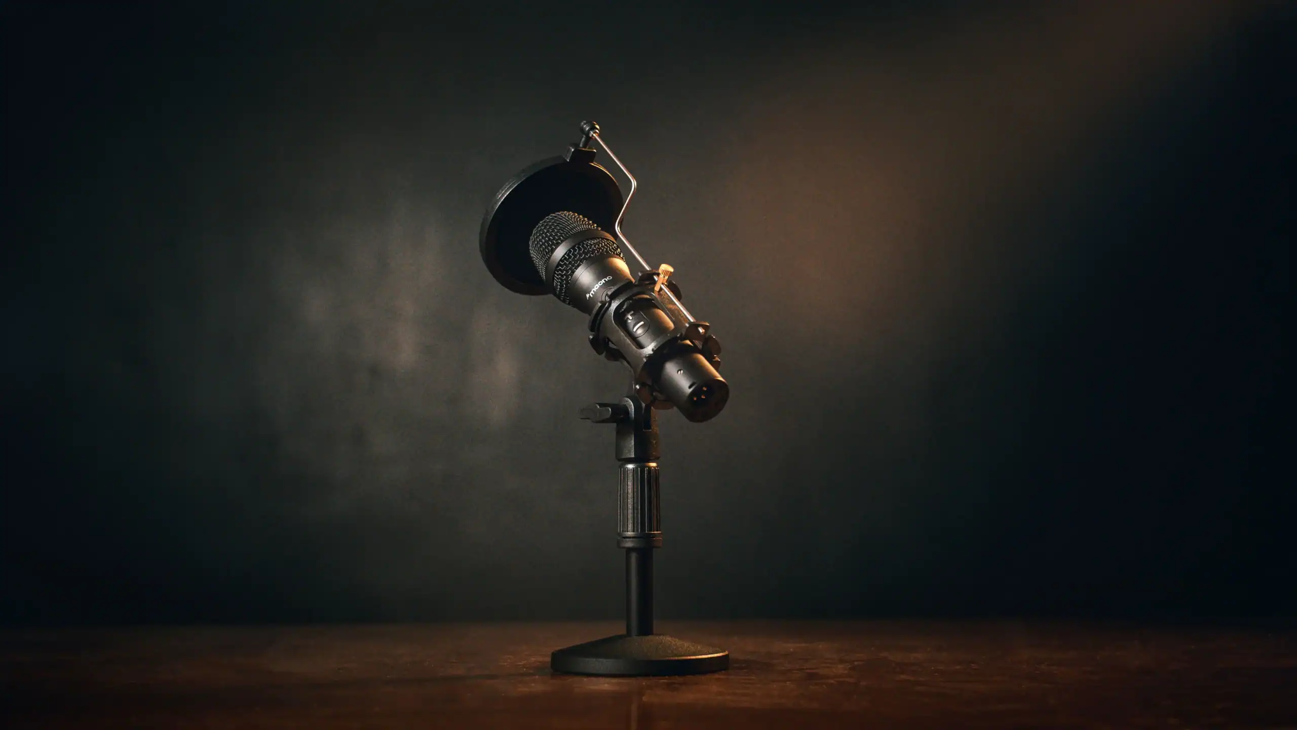 Micrófono de estudio para grabar voces en off en un canal de YouTube sin cara
